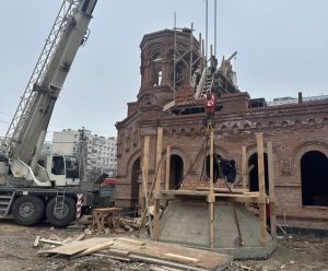 На колокольню Троицкого храма города Таганрога подняли новые колокола