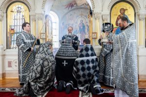 В Великую Среду митрополит Ростовский и Новочеркасский Меркурий совершил Литургию Преждеосвященных Даров в храме Преполовения Пятидесятницы при Донской духовной семинарии г. Ростова-на-Дону