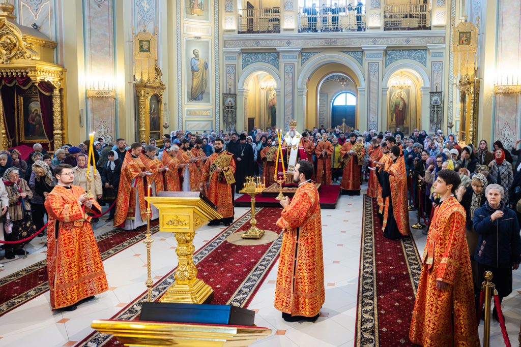 В день Радоницы митрополит Ростовский и Новочеркасский Меркурий совершил пасхальное поминовение усопших в Ростовском кафедральном соборе