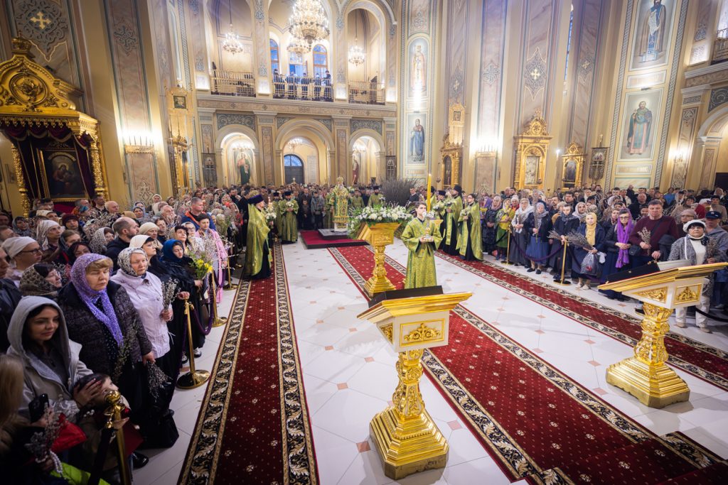 В канун праздника Входа Господня в Иерусалим митрополит Меркурий совершил всенощное бдение в Ростовском кафедральном соборе