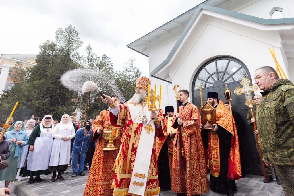 Во вторник Светлой седмицы Глава Донской митрополии совершил молебен с крестным ходом в храме в честь святителя Луки Крымского при окружном военном клиническом госпитале города Ростова-на-Дону