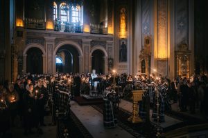 Глава Донской митрополии совершил утреню Великой Пятницы с чтением двенадцати Страстных Евангелий в Ростовском кафедральном соборе