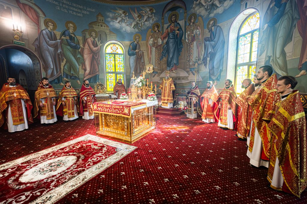 В среду Светлой седмицы Глава Донской митрополии совершил Божественную литургию в Троицком храме на Международной улице города Ростова-на-Дону