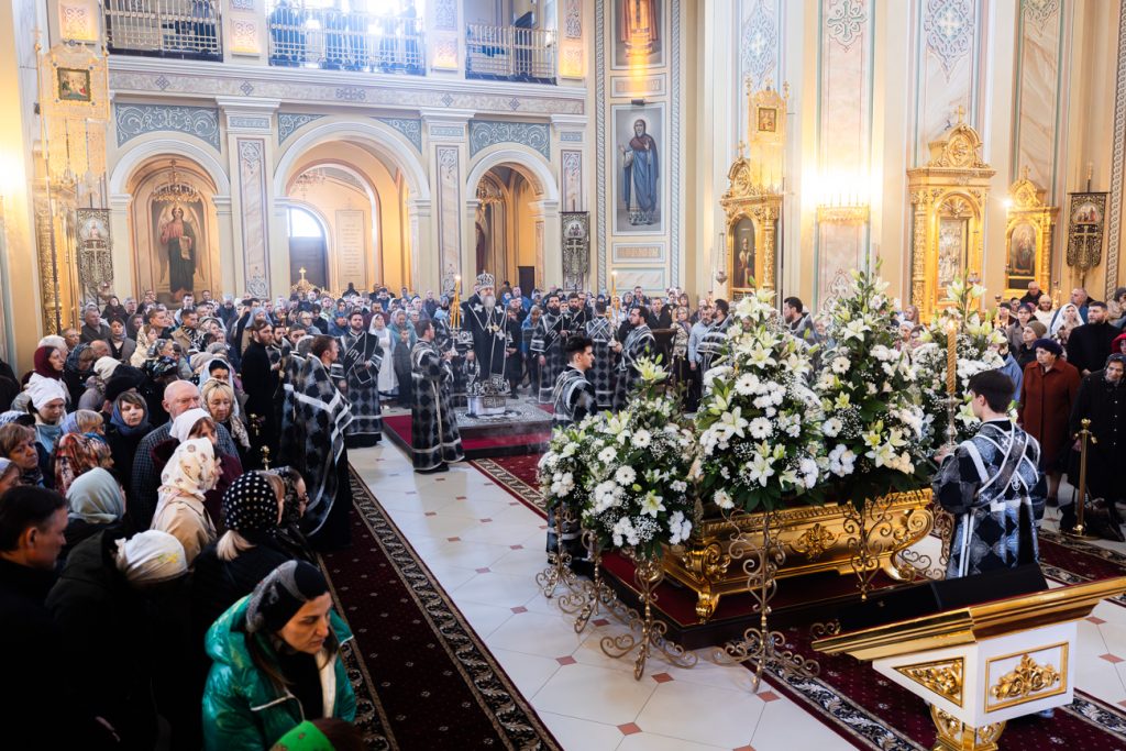 Митрополит Ростовский и Новочеркасский Меркурий совершил вечерню с выносом Плащаницы Спасителя в Ростовском кафедральном соборе