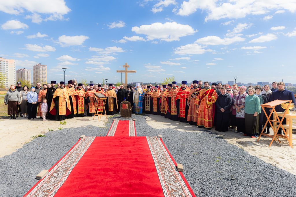 Митрополит Меркурий совершил чин закладки камня в основание будущего храма в честь благоверных князей Бориса и Глеба в Суворовском микрорайоне г. Ростова-на-Дону