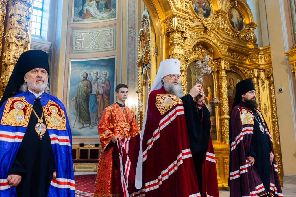 В праздник Светлого Христова Воскресения Глава Донской митрополии совершил Пасхальную великую вечерню в Кафедральном соборе Рождества Пресвятой Богородицы
