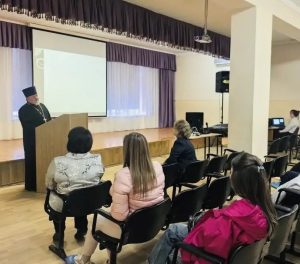 Настоятель храма Святой Троицы принял участие в родительском собрании в средней общеобразовательной школе №4 села Самарское