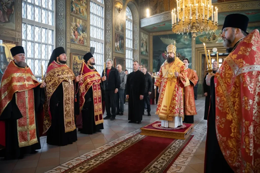 В канун Недели 3-й по Пасхе, святых жен-мироносиц, викарий Ростовской епархии совершил всенощное бдение в храме Преполовения Пятидесятницы при Донской духовной семинарии