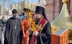 Епископ Таганрогский Артемий совершил чин на поставление креста в Троицком приходе города Таганрога