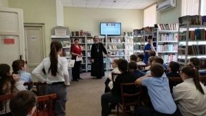 Клирик прихода Всех Святых, в земле Русской просиявших, принял участие в культурно-просветительском мероприятии в детской библиотеке им. Чуковского