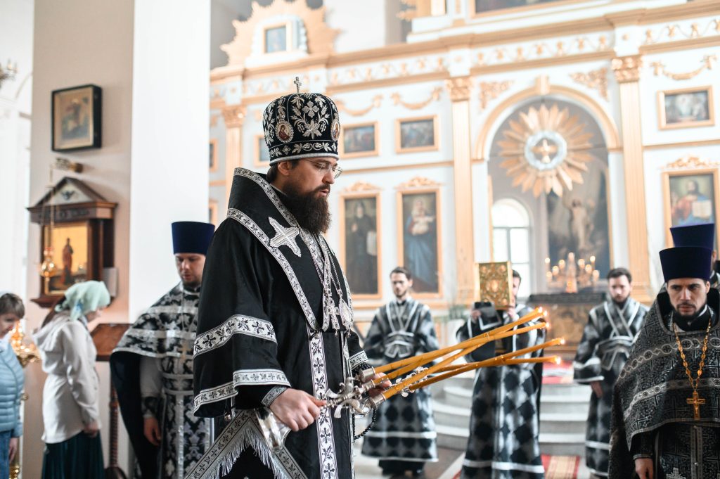 В Великую Среду епископ Таганрогский Артемий совершил Литургию Преждеосвященных Даров в Иоанно-Кронштадтском храме г. Ростова-на-Дону