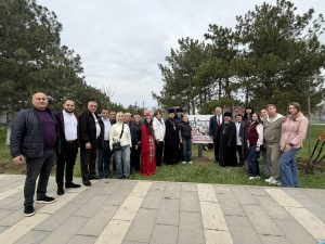 Клирик храма Георгия Победоносца принял участие в акции по высадке деревьев в День единения народов