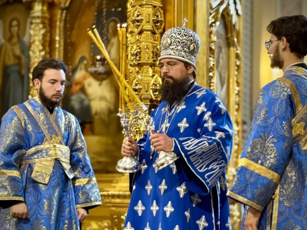 В праздник Благовещения Пресвятой Богородицы викарий Ростовской епархии совершил Божественную литургию и вечернюю в Ростовском кафедральном соборе