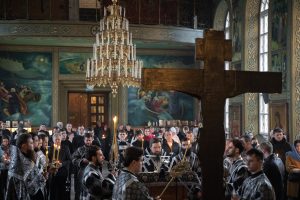 Викарий Ростовской епархии совершил утреню Великой Пятницы с чтением двенадцати Страстных Евангелий в храме Преполовения Пятидесятницы при Донской духовной семинарии