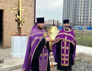 В строящемся храме святых мучеников Гурия, Самона и Авива города Ростова-на-Дону состоялось освящение крестов и куполов