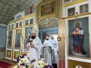 В Лазареву субботу епископ Таганрогский Артемий совершил Божественную литургию в храме великомученика Георгия Победоносца хутора Ряженое Матвеево-Курганского района Ростовской области