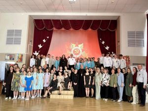 Настоятель храма Азовской иконы Божией Матери посетил памятные мероприятия, посвященные Дню Победы, в образовательных учреждениях Азова