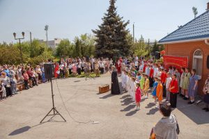 У храма Азовской иконы Божией Матери состоялся праздничный концерт «Автографы Победы»