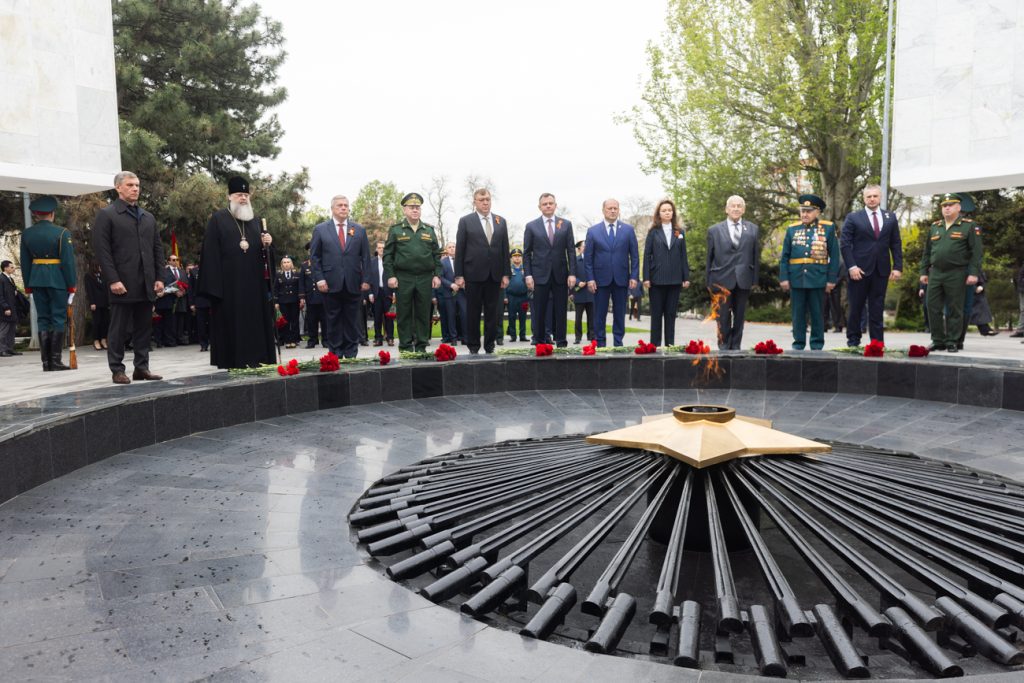 Глава Донской митрополии митрополит Ростовский и Новочеркасский Меркурий принял участие в церемонии возложения венков к мемориальному комплексу «Павшим воинам»