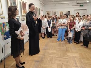 Руководитель иконописного отделения Донской духовной семинарии посетил юбилейную выставку художественной школы имени Чиненовых