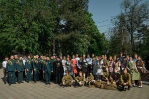 В городском парке «Александровский сад» г. Новочеркасска состоялся праздничный флешмоб «Вальс Победы»