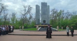 В Восточном благочинии прошла церемония возложения венков и цветов к мемориалу «Защитникам Ростовского неба»