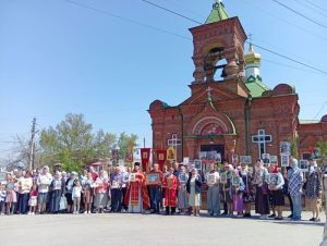 На приходах г. Новочеркасска состоялись Пасхальный крестный ход и шествие «Бессмертного полка»