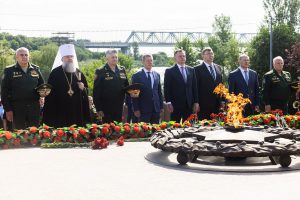 В День памяти и скорби Глава Донской митрополии принял участие в церемонии возложения венков и цветов к мемориальному комплексу «Кумженская роща»
