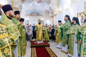 В день Святого Духа епископ Таганрогский Артемий совершил Божественную литургию в Свято-Троицком храме города Батайска