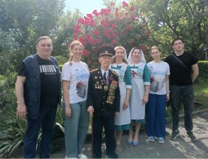 Сестры милосердия Троицкого храма поздравили ветерана Великой Отечественной войны со 101-й годовщиной со дня рождения