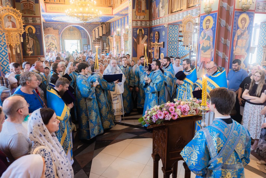В праздник Казанской иконы Божией Матери Глава Донской митрополии совершил Божественную литургию в Казанском храме г. Ростова-на-Дону