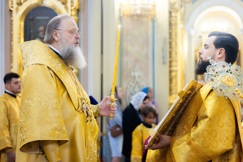 В канун Недели 8-й по Пятидесятнице Глава Донской митрополии совершил всенощное бдение в Кафедральном соборе Рождества Пресвятой Богородицы
