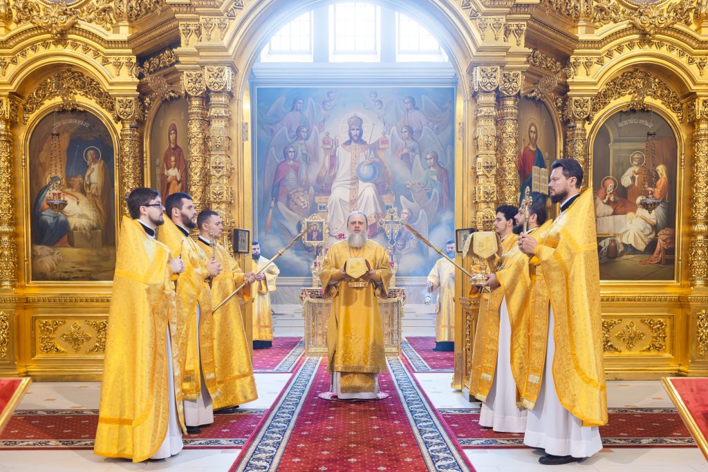 В Неделю 8-ю по Пятидесятнице Глава Донской митрополии совершил Божественную литургию в Кафедральном соборе Рождества Пресвятой Богородицы