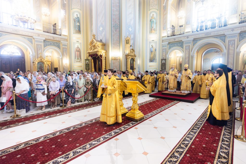 В канун дня памяти славных и всехвальных первоверховных апостолов Петра и Павла Глава Донской митрополии совершил всенощное бдение в Ростовском кафедральном соборе