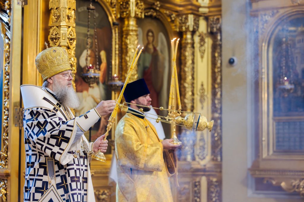 В Неделю 6-ю по Пятидесятнице митрополит Меркурий совершил Божественную литургию в Кафедральном соборе Рождества Пресвятой Богородицы г. Ростова-на-Дону