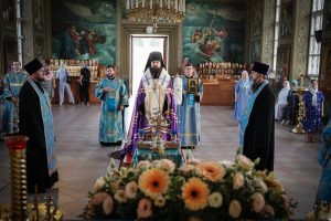 В канун праздника Казанской иконы Божией Матери епископ Таганрогский Артемий совершил всенощное бдение в храме Преполовения Пятидесятницы при Донской духовной семинарии