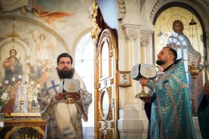 В праздник Казанской иконы Божией Матери епископ Таганрогский Артемий совершил Божественную литургию в храме Преполовения Пятидесятницы при Донской духовной семинарии города Ростова-на-Дону
