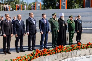 Глава Донской митрополии принял участие в церемонии возложения цветов к стеле «Воинам-освободителям города Ростова-на-Дону от немецко-фашистских захватчиков»