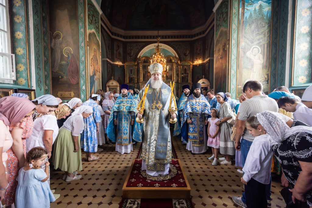 В праздник в честь Смоленской иконы Божией Матери «Одигитрия» Глава Донской митрополии совершил Божественную литургию в соименном храме города Аксая