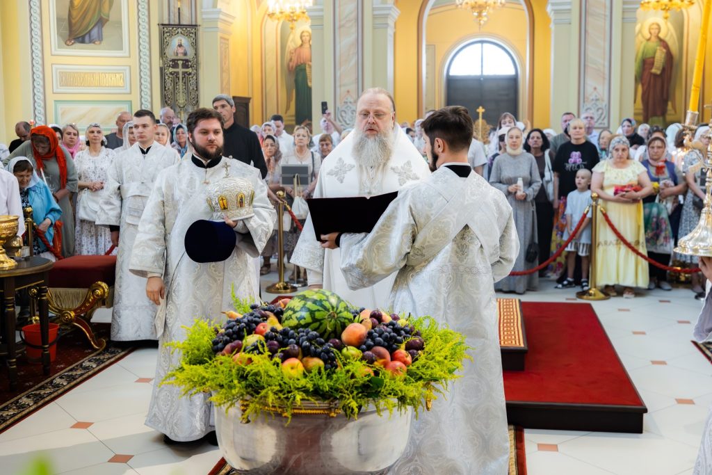 В праздник Преображения Господня Глава Донской митрополии совершил Божественную литургию в Ростовском кафедральном соборе