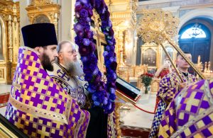 В канун праздника происхождения (изнесения) Честных Древ Животворящего Креста Господня Глава Донской митрополии совершил вечернее богослужение в Кафедральном соборе Рождества Пресвятой Богородицы