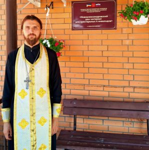 Настоятель храма Рождества Христова хутора Новоалександровка посетил дом престарелых
