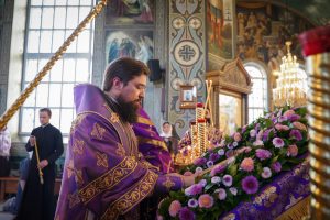 В канун праздника происхождения (изнесения) Честных Древ Животворящего Креста Господня викарий Ростовской епархии возглавил вечернее богослужение в Преполовенском храме