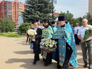 На Петровской площади г. Азова у памятного камня на месте разрушенного Успенского собора состоялся соборный праздничный молебен