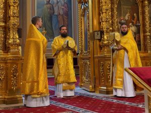 В день памяти святого великомученика и целителя Пантелеимона викарий Ростовской епархии совершил Божественную литургию в Ростовском кафедральном соборе