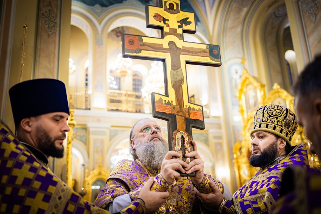 В канун праздника Воздвижения Креста Господня Глава Донской митрополии совершил всенощное бдение в Ростовском кафедральном соборе