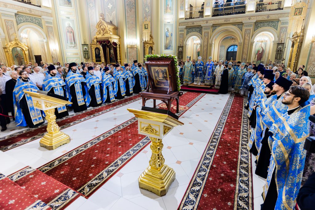 В канун праздника Донской иконы Божией Матери Глава Донской митрополии совершил всенощное бдение в Ростовском кафедральном соборе