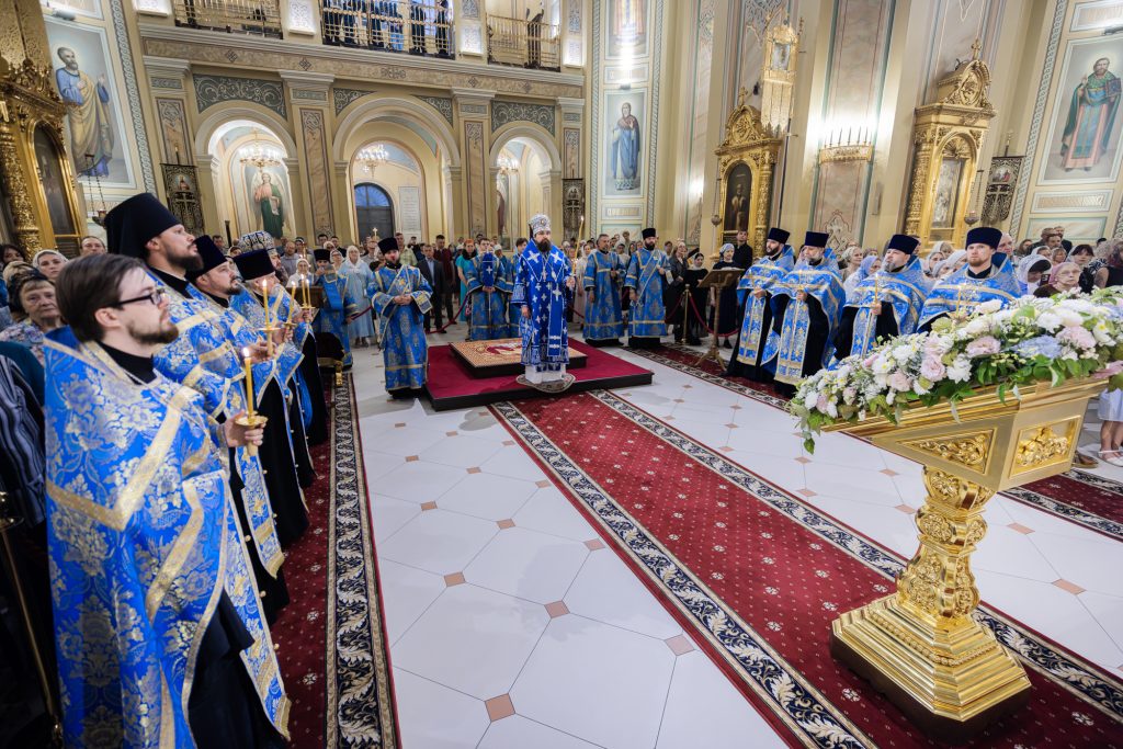 В канун престольного праздника епископ Таганрогский Артемий совершил всенощное бдение в Кафедральном соборе Рождества Пресвятой Богородицы города Ростова-на-Дону