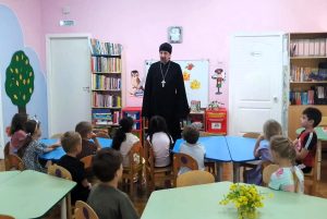 Клирик Свято-Троицкого прихода провел занятие с воспитанниками детского сада № 284
