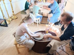 В храме иконы Божией Матери "Неопалимая Купина" города Ростов-на-Дону прошел мастер-класс по гончарному делу